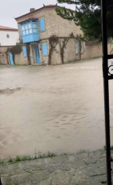 Ünlü tatil merkezi Çeşme’de caddeler göle döndü