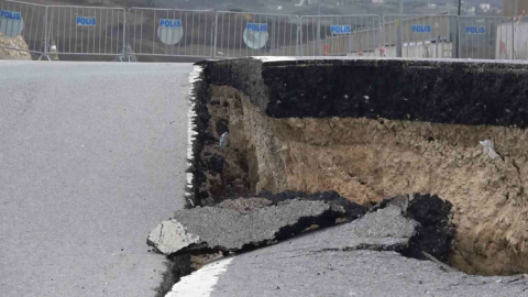 Yalova’da hastane yolunda çökme devam ediyor