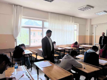 Hakkari’de bursluk sınavını 8 bin 743 öğrenci girdi