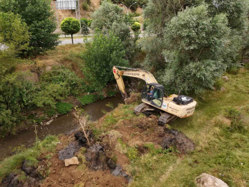 Akdağmadeni’nde dere yatakları temizleniyor