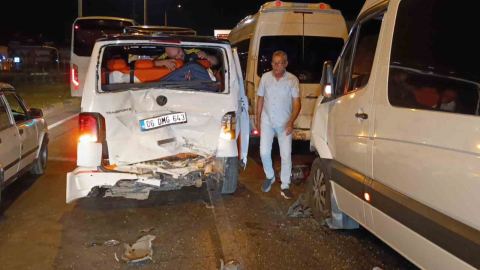 Tur minibüslerinin kazasında 4 araç hasar gördü, turistler büyük korku yaşadı