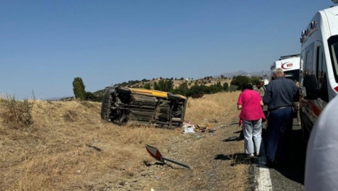 Diyarbakır’da feci kaza: Sürücü öldü, 3’ü ağır 5 kişi yaralandı