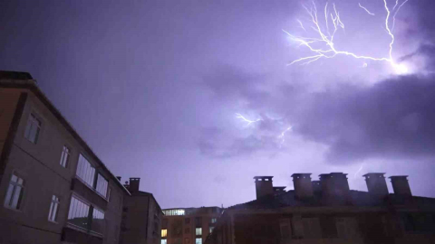 Samsun’da şimşek ve yıldırımlar gökyüzünü aydınlattı