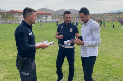 Üzümlü’de polisler bilgilendirme faaliyetinde bulundu