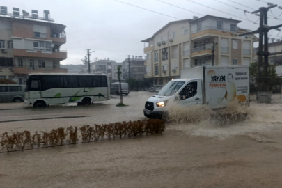 Antalya’da Sağanak Yağış Hayatı Felç Etti