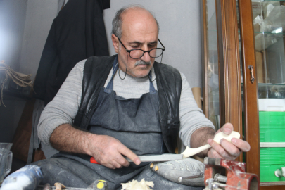 Sivaslı Emekli, Kaşık Oyma Sanatında Çırak Oldu